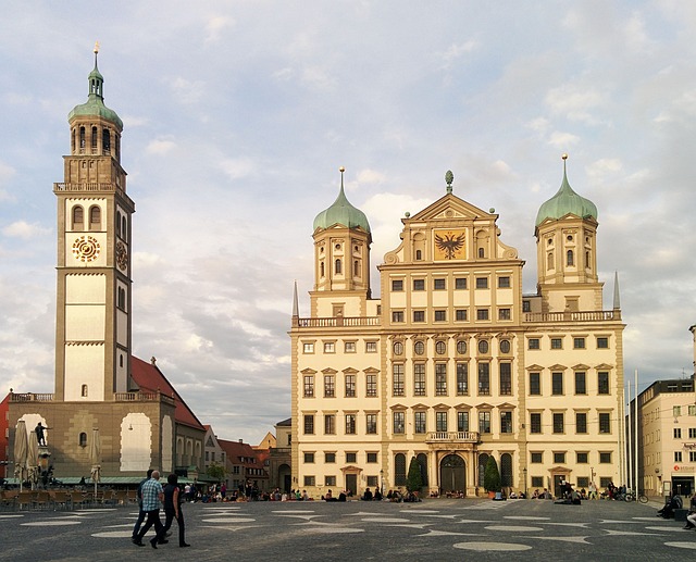 Pixabay | ID: 1041733 | Tags: augsburg, rathausplatz, perlachturm | User: joiom | URL: https://pixabay.com/de/photos/augsburg-rathausplatz-perlachturm-1041733/